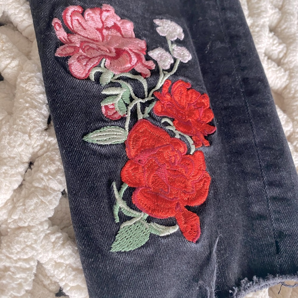 Divided Embroidered Jeans - Picture 4 of 5